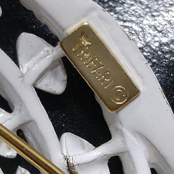 Vintage Crown Trifari Fish Brooch, White Enamel, 1950s - Picture 3 of 10